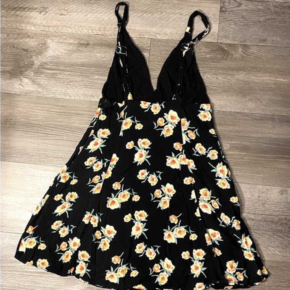 URBAN OUTFITTERS FLORAL NAVY DRESS - Picture 4 of 8